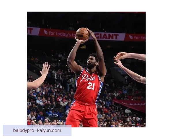 莱万多夫斯基入选FIFA最佳阵容状态回暖，期待新赛季发挥。